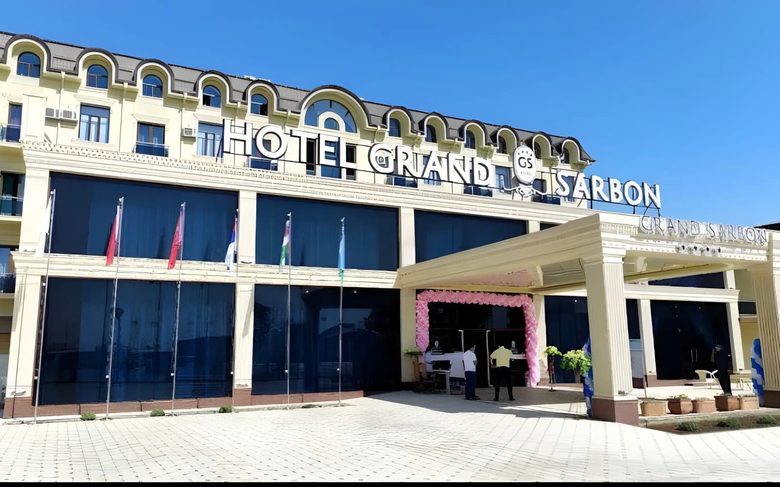 Grand Sarbon mehmonxonasining asosiy kirish qismi